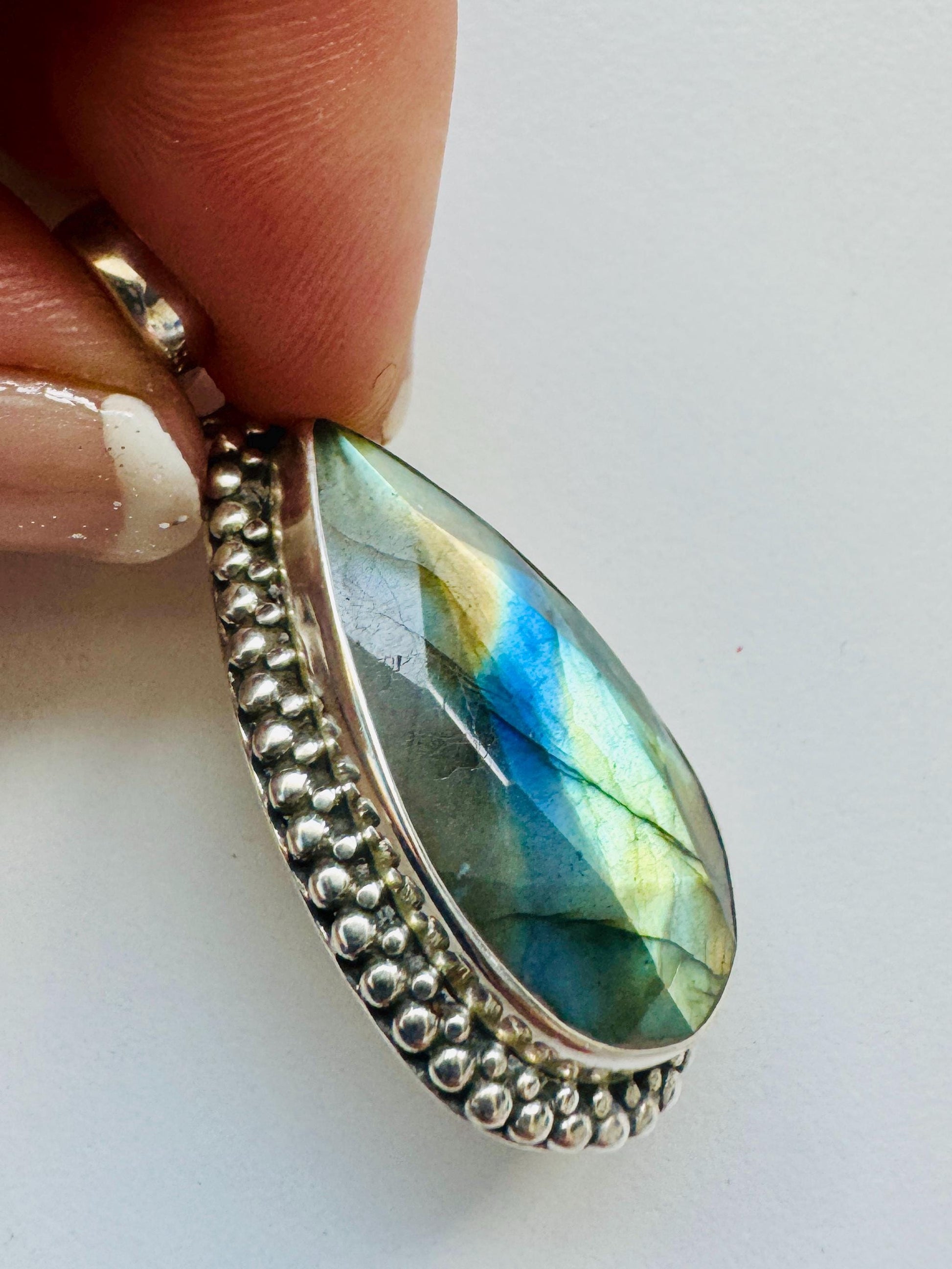 Teardrop Labradorite Pendant - JayKayBoutiqueOnline